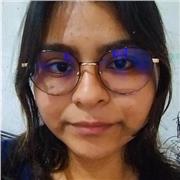 Maestra de apoyo escolar a niños de primaria en computación